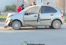Choque entre dos vehículos en pleno centro