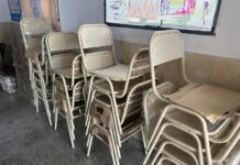La Comuna entregó mesas y sillas en distintas escuelas del Distrito
