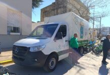 La Comuna presentó un camión para residuos y entregó equipamiento ambiental a instituciones y jóvenes