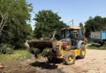 Continúan los trabajos de mantenimiento vial, zanjeo y mejoras en distintos barrios del Distrito