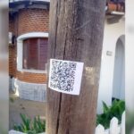 Misterio: la Ciudad amaneció con códigos QR pegados en las calles