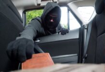 Creyó que había perdido la billetera pero le habían abierto el auto para robársela