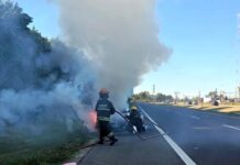 A un vecino se le incendió el auto en Ruta 2 y se salvó de milagro