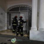 Bomberos trabajan en la Escuela Primaria N°1