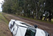 Despiste y vuelco parcial en calle 7 y Carranza