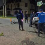 Colisión entre un auto y una bicicleta en pleno centro: una mujer fue hospitalizada