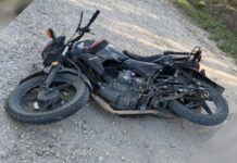 Choque entre una moto y una camioneta deja un herido en terapia intensiva. Buscan testigos del accidente