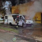 Incendio vehicular en la madrugada en Brandsen