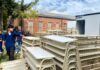 Llegaron mesas y sillas para las aulas modulares de Escuela Técnica