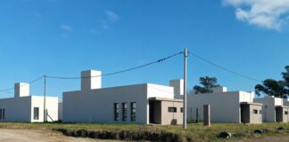 Ocupaba una de las 36 viviendas y se escapó por el baño cuando lo descubrieron