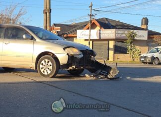 Choque entre dos vehículos en la esquina de Sáenz Peña y Belgrano