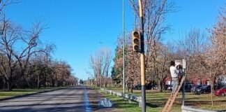 Vinieron a arreglar el semáforo del Hospital, pero sigue fuera de servicio