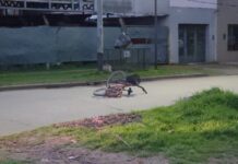 Choque entre auto y bicicleta una persona herida
