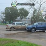 Dos camionetas protagonizaron un choque en una esquina céntrica de Brandsen