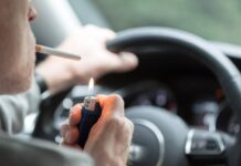 Fumar al volante podría ser una nueva infracción de tránsito en la provincia de Buenos Aires