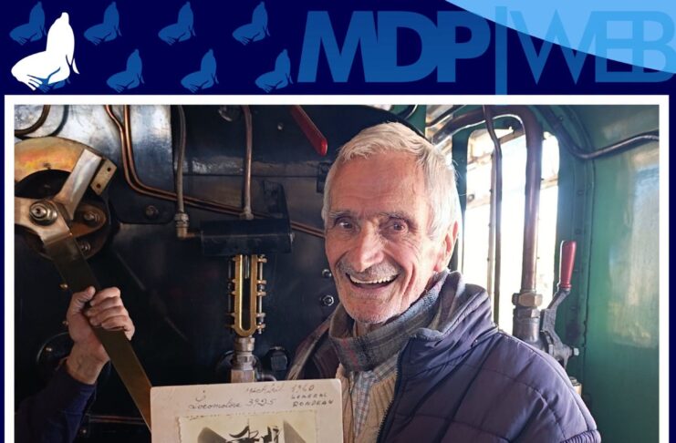 60 años después, se reencontró en Mar del Plata con la locomotora que manejó de joven Juan Carlos Guimarey, de 85 años, junto a la locomotora a vapor Vulcan Foundry N° 3925 en Mar del Plata