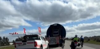 Un ciclista terminó en el piso tras un incidente con una moto durante un operativo en Ruta 6
