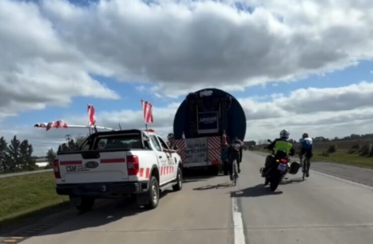 Un ciclista terminó en el piso tras un incidente con una moto durante un operativo en Ruta 6