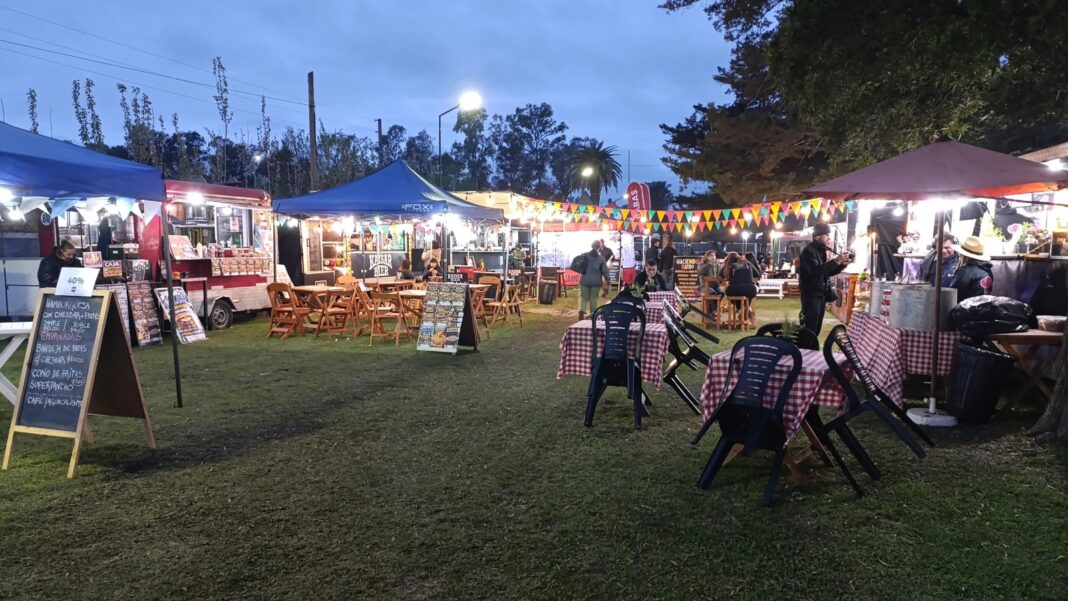 Expo viernes 2 Stands y patio gastronómico de la Expo Rural de Brandsen el viernes al atardecer