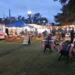 Expo Rural de Brandsen: así se vivió la segunda jornada, con danzas, música y vecinos recorriendo los stands Stands y patio gastronómico de la Expo Rural de Brandsen el viernes al atardecer