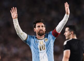 Messi se despidió de la Selección con gol y dos asistencias en el 3-0 ante Benín Messi saluda al público del Monumental
