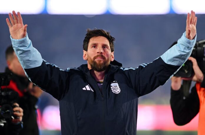 Messi, emocionado, se despide de los hinchas al final de la noche