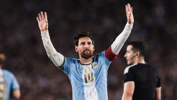 Messi saluda al público del Monumental en su último partido con la Selección