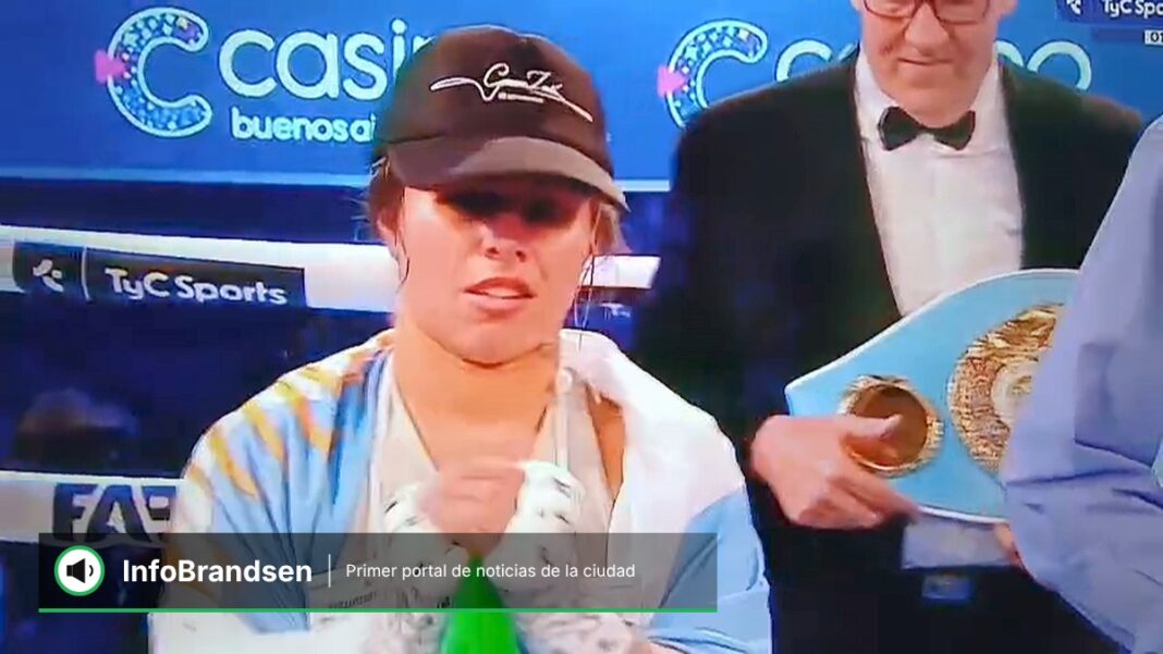 Sol-Bustillos-sol-tapa Sol Baumstarh en el rincón, envuelta en la bandera argentina, tras la pelea ante Yadira Bustillos