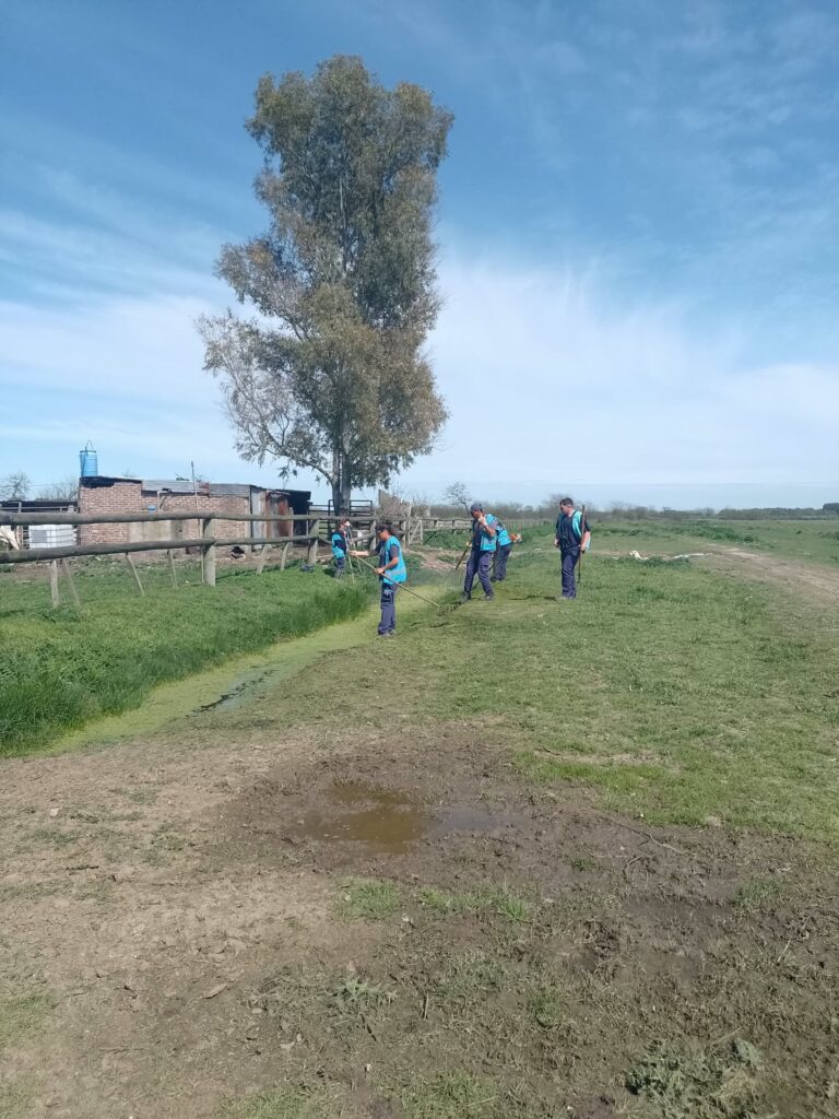 La cuadrilla trabajando en el zanjón