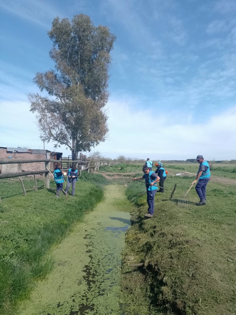 Trabajo en las márgenes del zanjón