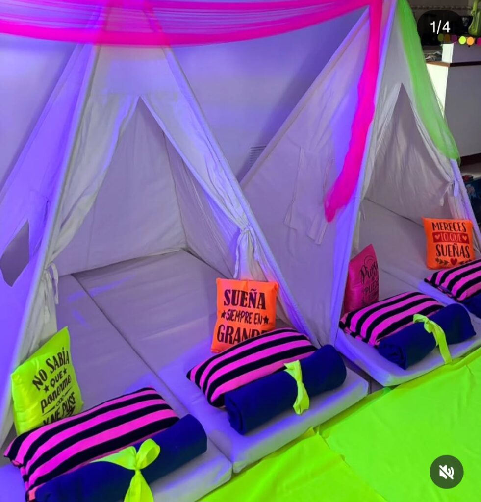 Carpas con almohadones y frases que brillan bajo la luz negra