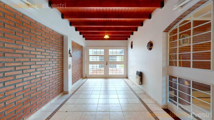 Ambientes de planta baja con amplios ventanales - Casa en venta en Gonnet