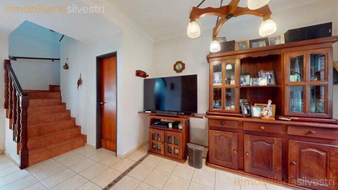 Estar con escalera a planta alta - Casa en venta en Gonnet