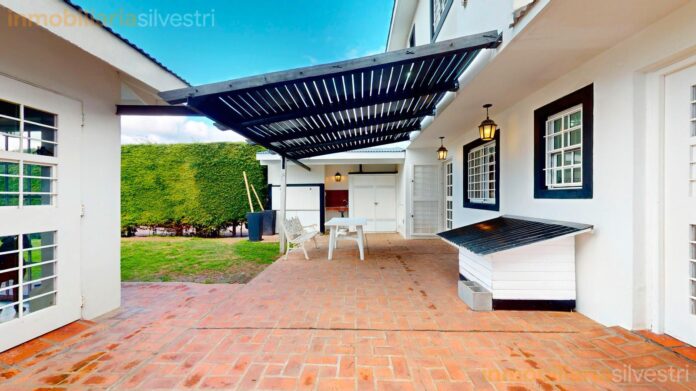Galería y patio - Casa en venta en Gonnet