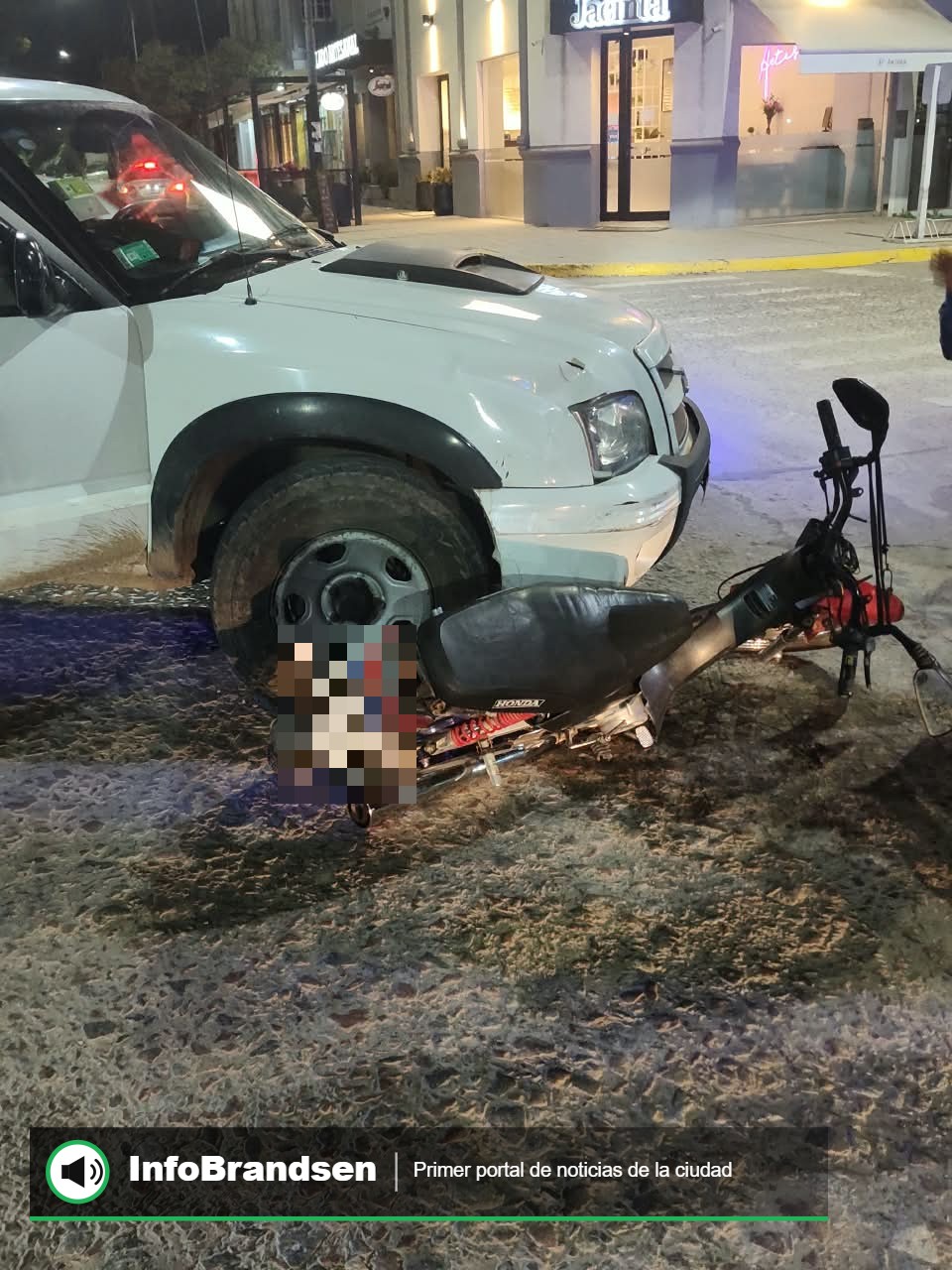 La moto quedó debajo del frente de la camioneta
