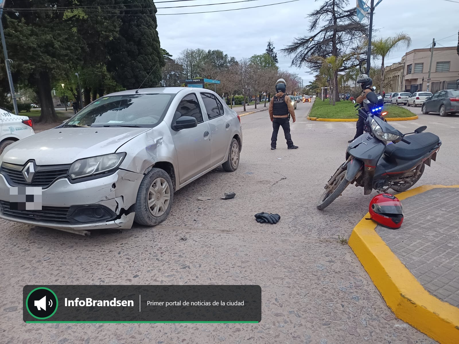 Accidente entre un auto y una moto en Brandsen