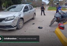 Choque entre un auto y una moto en Sáenz Peña y Mitre: una mujer fue trasladada al hospital Choque entre un auto y una moto en Brandsen