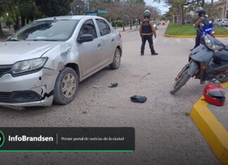 Choque entre un auto y una moto en Sáenz Peña y Mitre: una mujer fue trasladada al hospital Choque entre un auto y una moto en Brandsen
