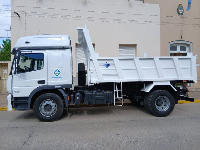 La Comuna presentó un nuevo camión volcador adquirido mediante Provincia Leasing