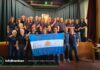 Maximiliano Mancuso, desde Roma: “Cantar el himno a tantos kilómetros fue muy emocionante” El Coro Municipal de Brandsen con su bandera durante la gira por Italia