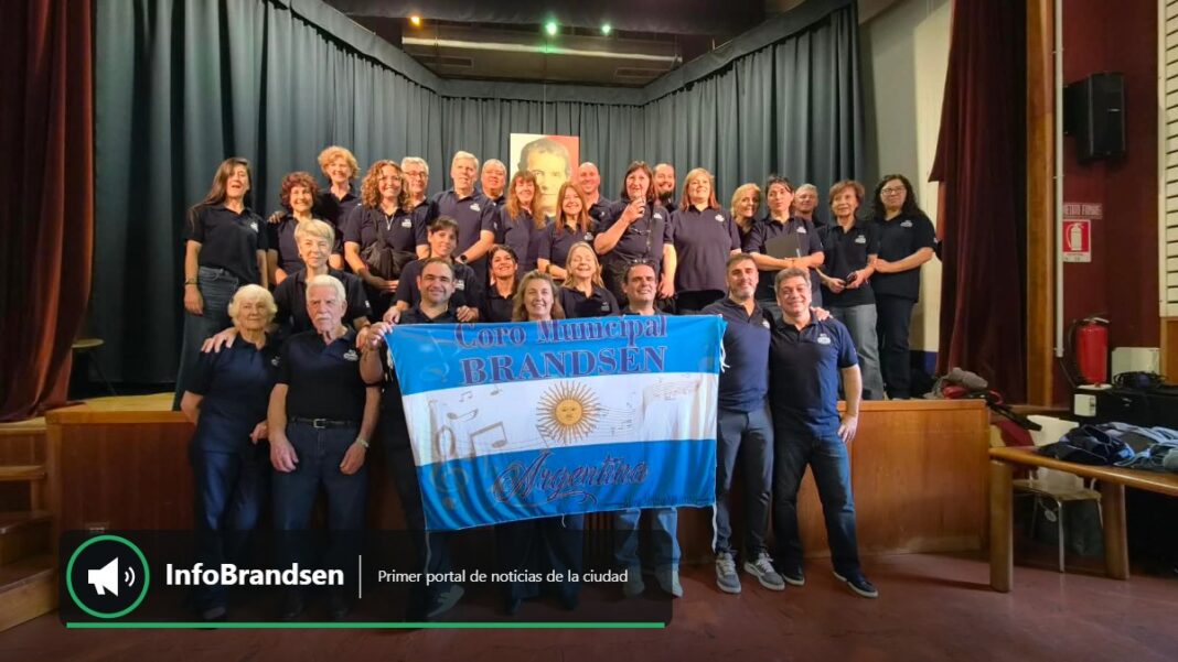 Coro Municipal Brandsen en Italia - tapa El Coro Municipal de Brandsen con su bandera durante la gira por Italia