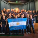 Maximiliano Mancuso, desde Roma: “Cantar el himno a tantos kilómetros fue muy emocionante” El Coro Municipal de Brandsen con su bandera durante la gira por Italia