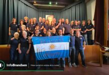 Maximiliano Mancuso, desde Roma: “Cantar el himno a tantos kilómetros fue muy emocionante” El Coro Municipal de Brandsen con su bandera durante la gira por Italia