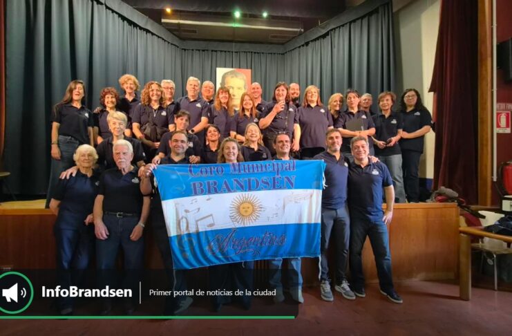Maximiliano Mancuso, desde Roma: “Cantar el himno a tantos kilómetros fue muy emocionante” El Coro Municipal de Brandsen con su bandera durante la gira por Italia