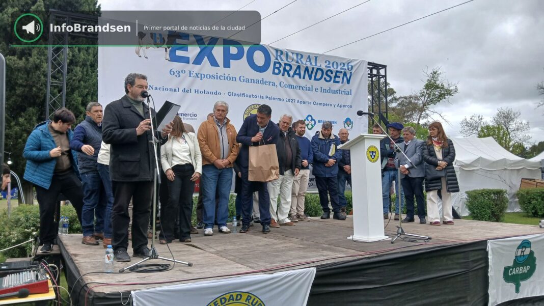 Autoridades e instituciones en el escenario oficial durante el acto de inauguración de la 63ª Expo.