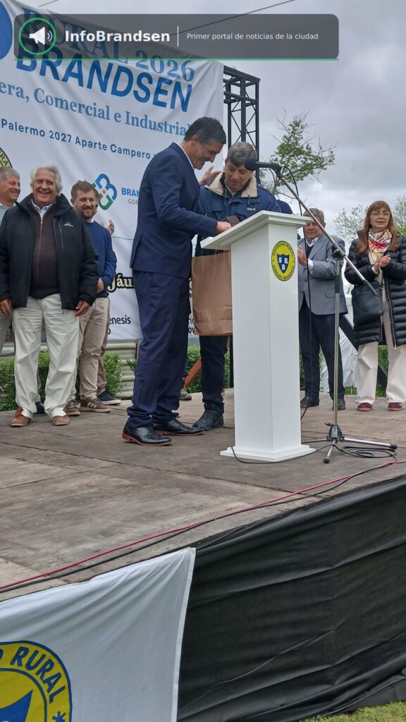 Momento de los discursos en el escenario oficial.