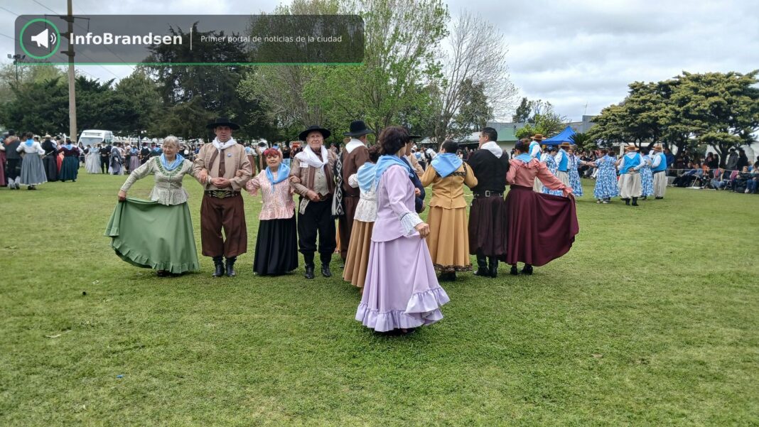 El Pericón Nacional, a cargo del Taller de Danzas de la profesora Marta Díaz.
