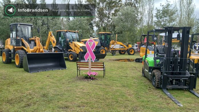 Exhibición de maquinaria y stands comerciales. - Expo Rural Brandsen 2026