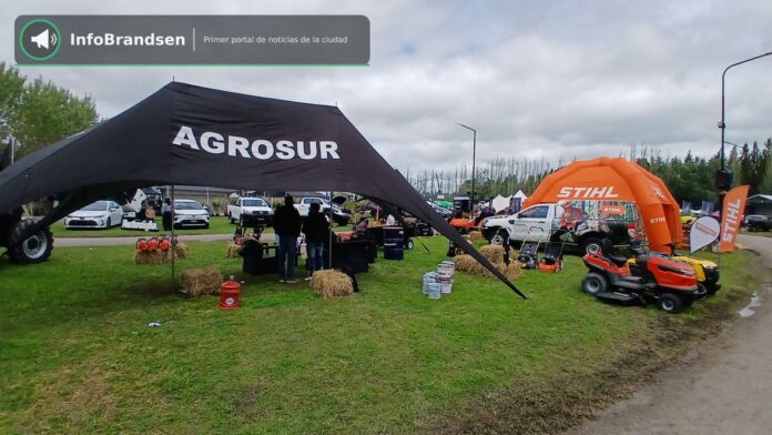 Exhibición de maquinaria y stands comerciales. - Expo Rural Brandsen 2026