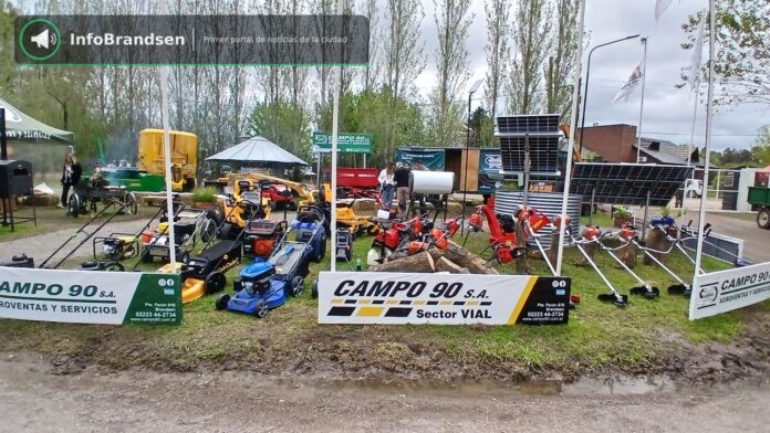 Exhibición de maquinaria y stands comerciales. - Expo Rural Brandsen 2026